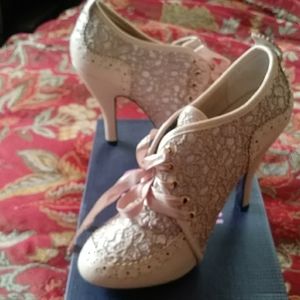 Mojo Moxy Bonnie fits a 7.5 shoe